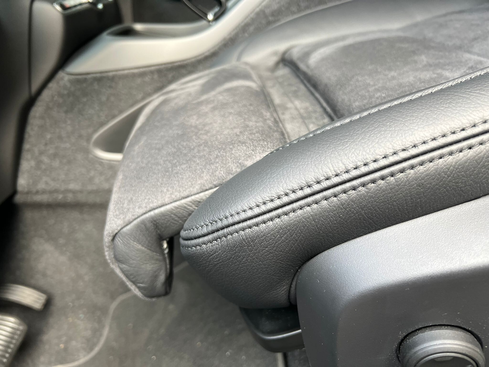 volvo_xc40_black_alcantara_30539_02